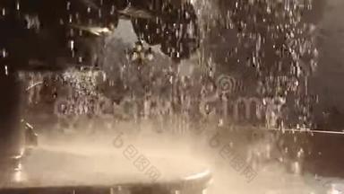 来自斯科普里喷泉中心的一段美丽的4段视频，一段瓦尔达河边喷泉的短视频